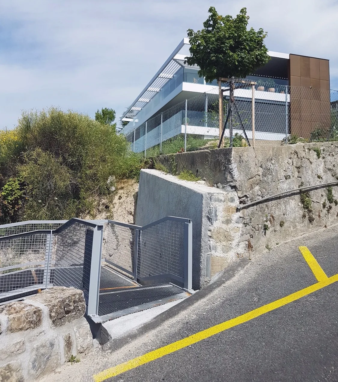 Passerelle piétonne au-dessus des rails CFF à Lutry — vue 1