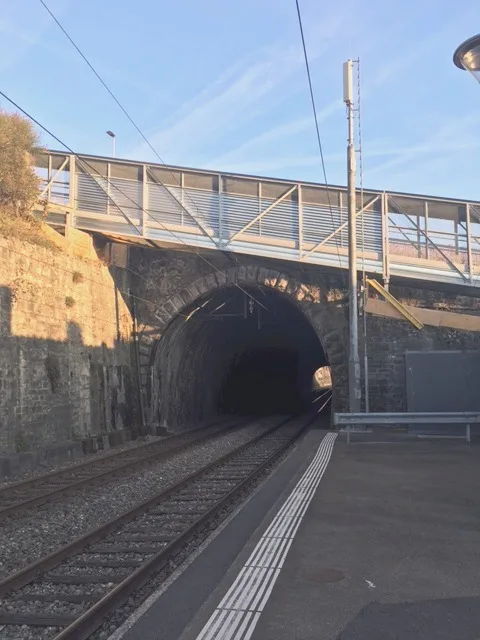 Passerelle piétonne au-dessus des rails CFF à Lutry — vue 2