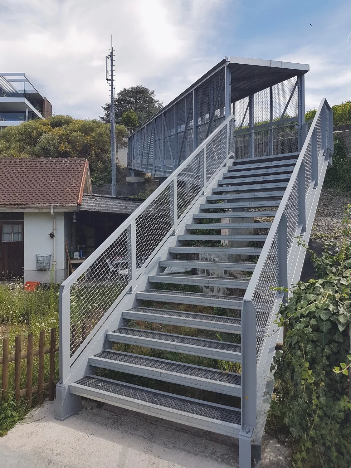 Passerelle piétonne au-dessus des rails CFF à Lutry — vue 3