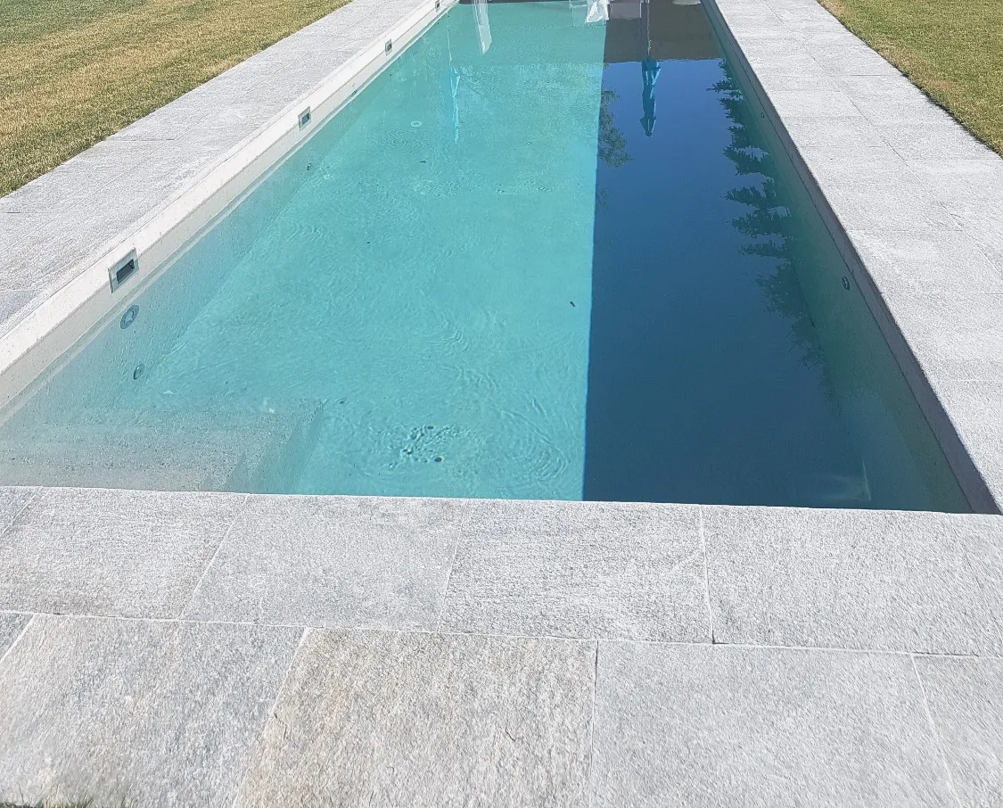 Piscine extérieure en béton poncé à Ropraz — vue 1