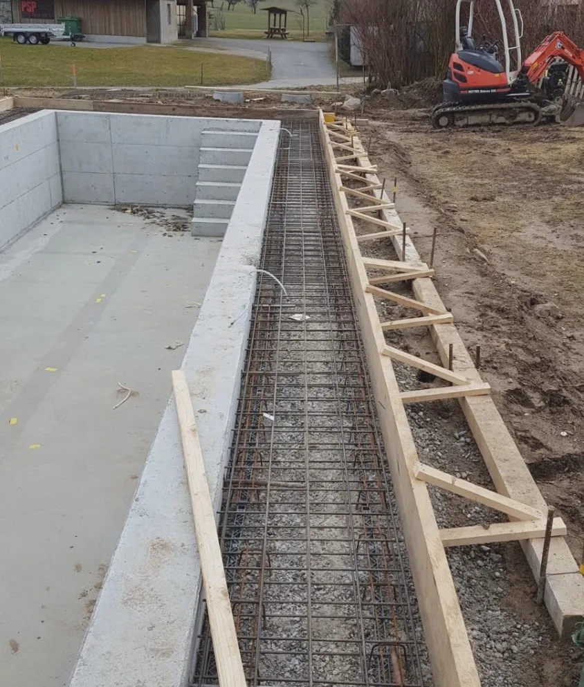 Piscine extérieure en béton poncé à Ropraz — vue 2