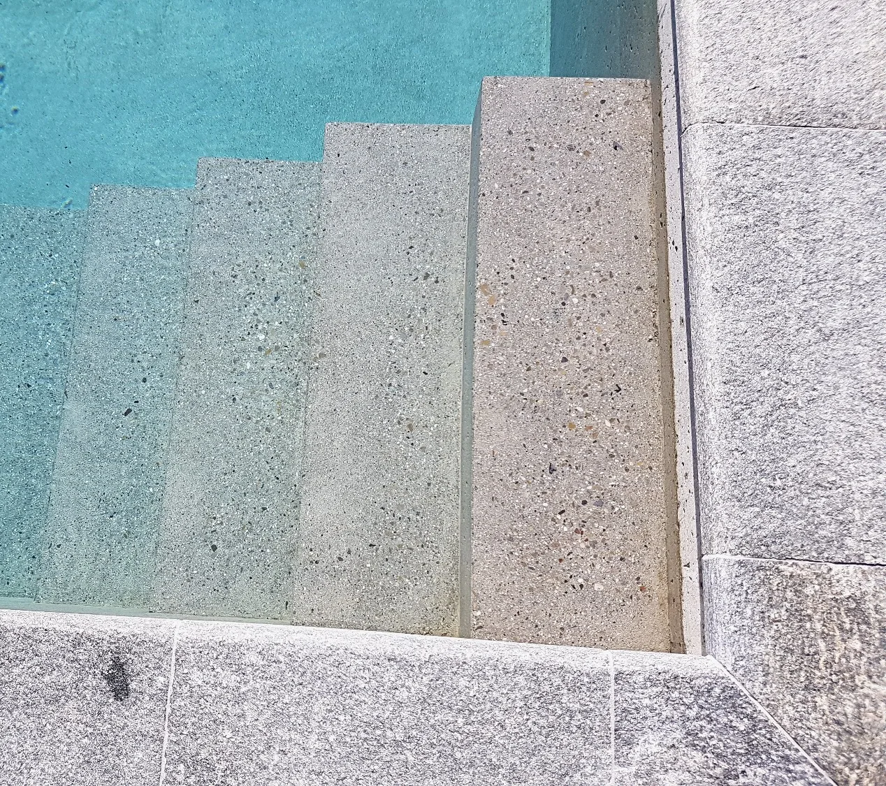 Piscine extérieure en béton poncé à Ropraz — vue 3