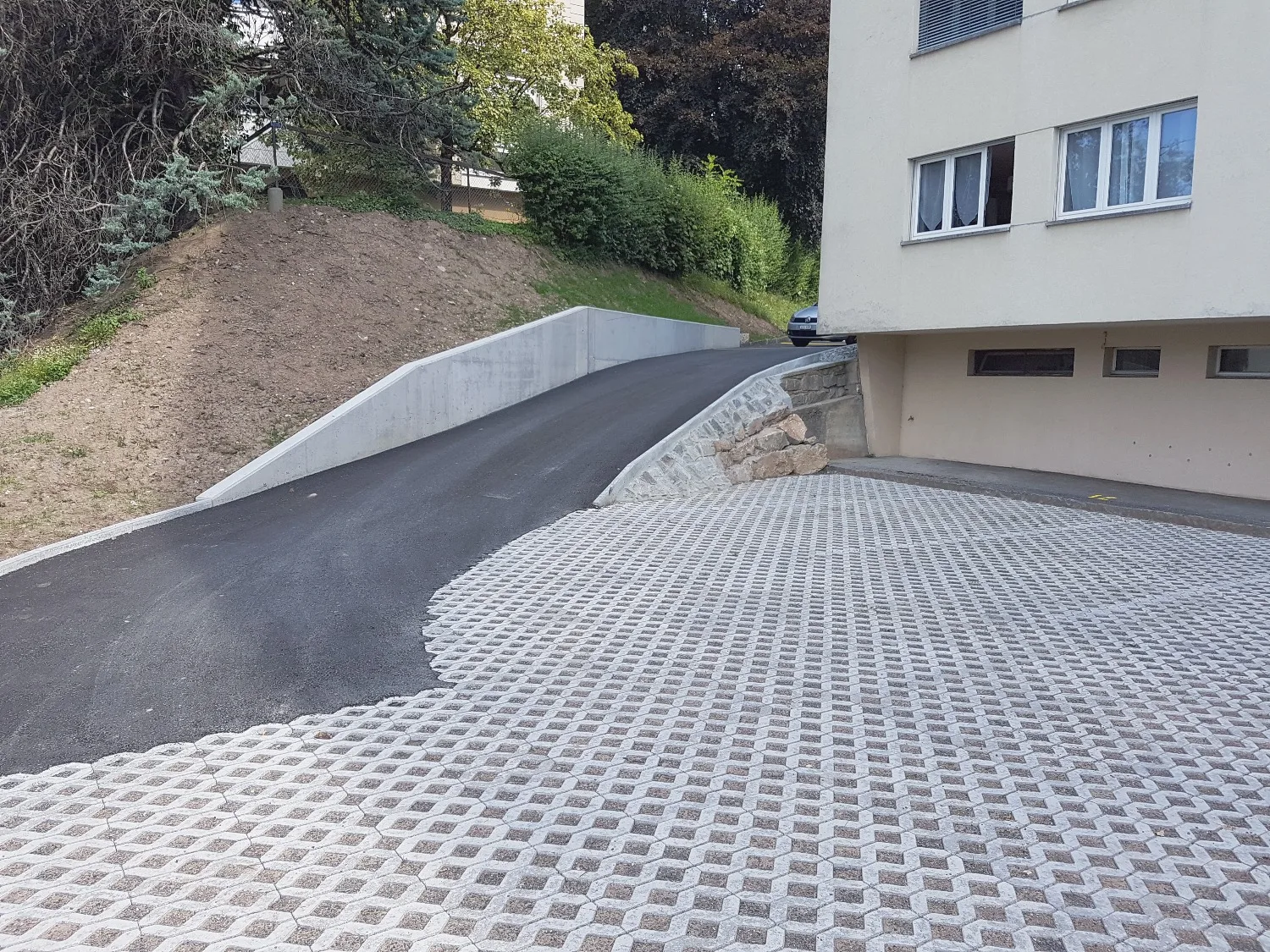 Création de places de parc et d'un mur de soutènement — vue 1